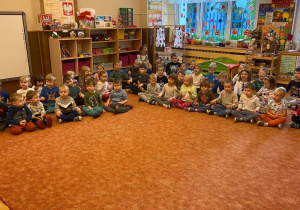 Zdjęcie przedstawia dzieci na koncercie w przedszkolu